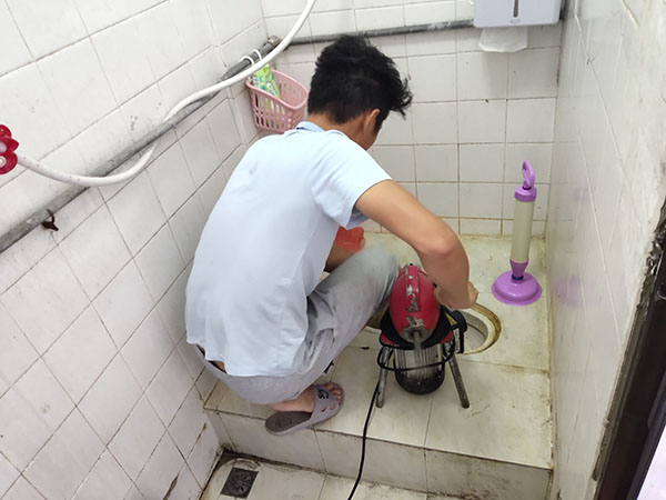 邛崃管道堵塞冒臭气 专业师傅现场解决问题